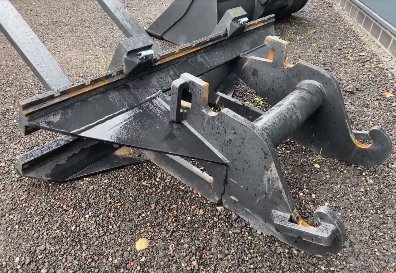 CNC-Präzisionsbearbeitung an einer Baggerschaufel